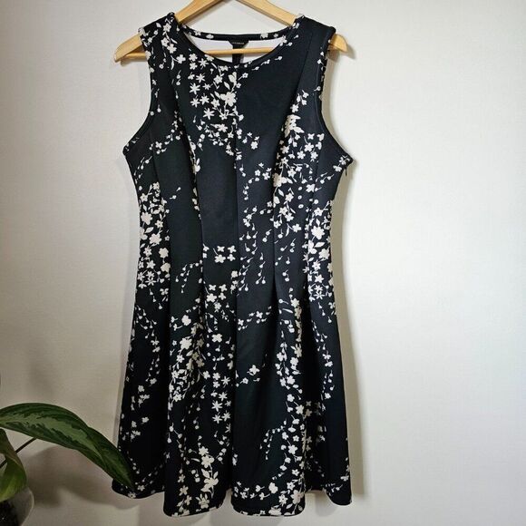 EUC ANN TAYLOR FLORAL SKATER DRESS BLACK / WHITE SIZE 12 - Picture 1 of 16